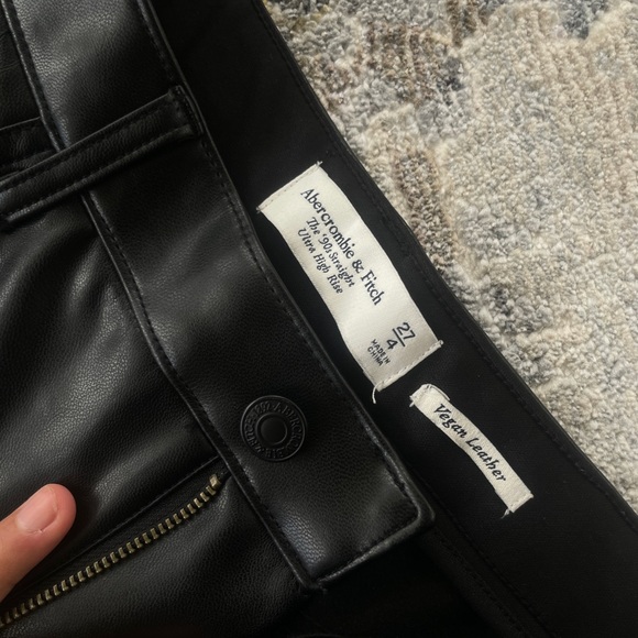 Abercrombie “The 90s Straight Ultra High Rise” Vegan Leather Pants - Picture 5 of 6